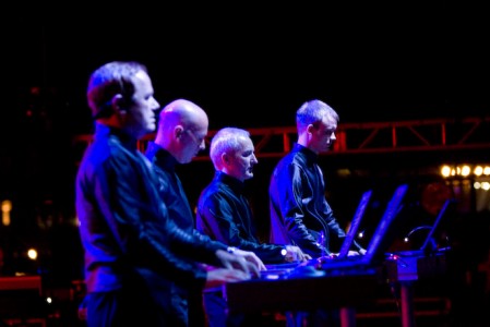 A banda alemã Kraftwerk abrirá os shows do Radiohead no Brasil.