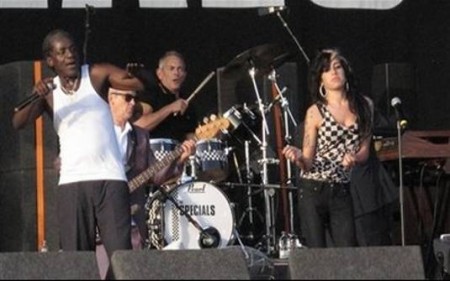 Amy Winehouse se apresenta de surpresa no V Festival, na Inglaterra. (Foto: AP)