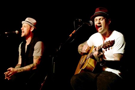 Benji e Joel tocando juntos no acústico